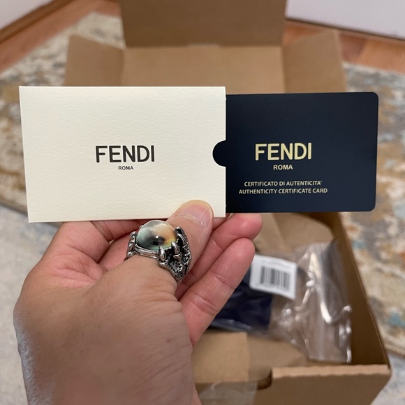 NIB Women’s One Size (51mm) Fendi Cat Eye Frame Sunglasses 100% UV Protection - Picture 13 of 15